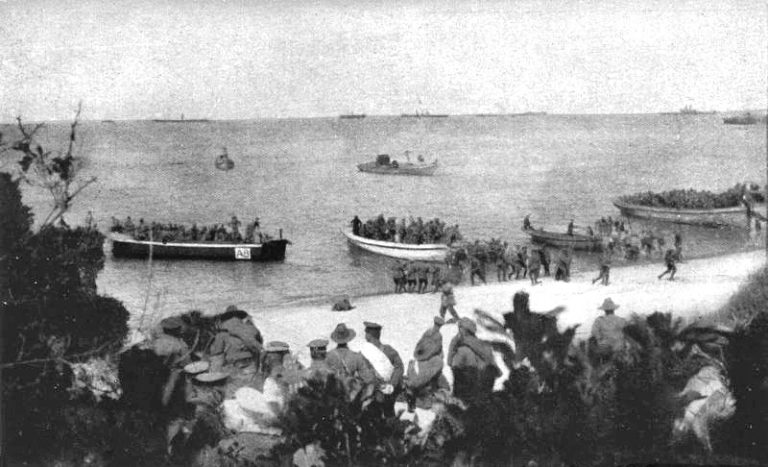 Po měsíci ostřelování a 3 zničených lodích jsou 25. dubna povolány jednotky ANZAC.