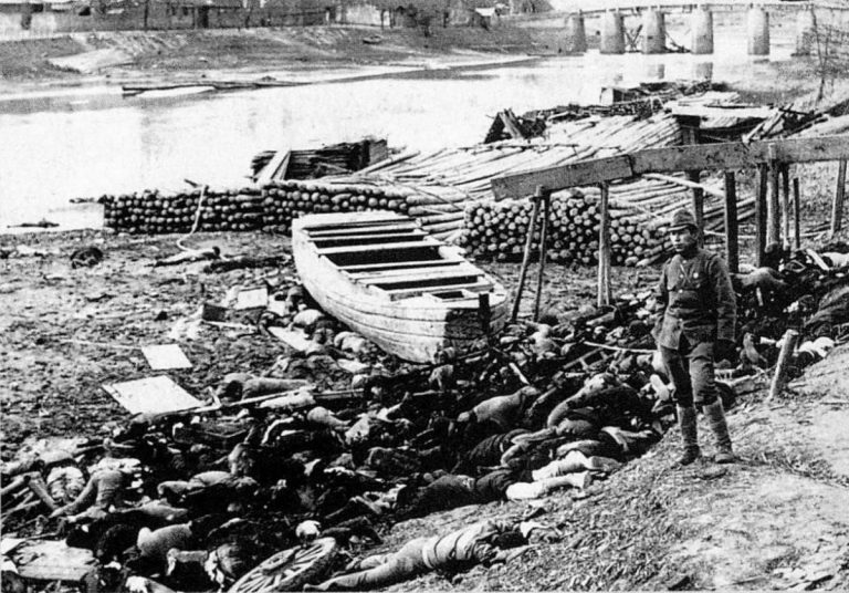 Vrcholem zrůdnosti bylo japonské řádění v čínském Nankingu, zvěrstva páchala japonská vojska i na Filipínách.