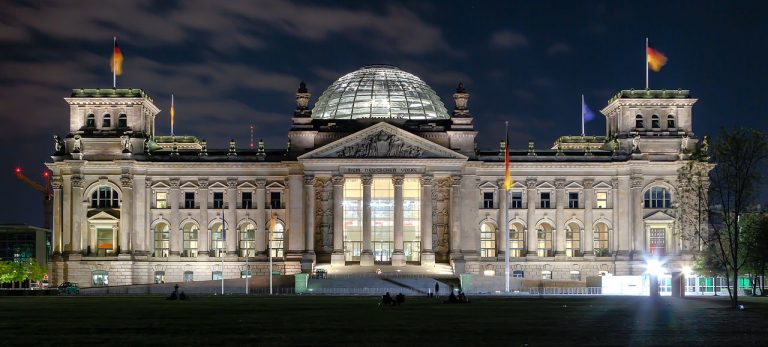 Budova říšského sněmu v Berlíně.