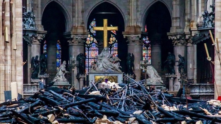 Pohled do útrob katedrály po požáru. Kříž oheň přestál ne kvůli zázraku, ale protože je vyroben ze zlata, které přece jen špatně hoří.