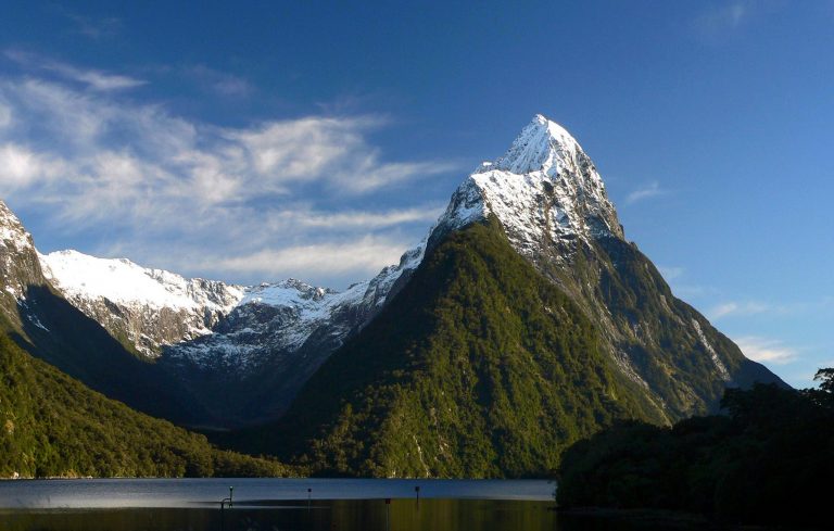 Ostré štíty novozélandkých hor prozrazují geologickou mladost ostrovů.
