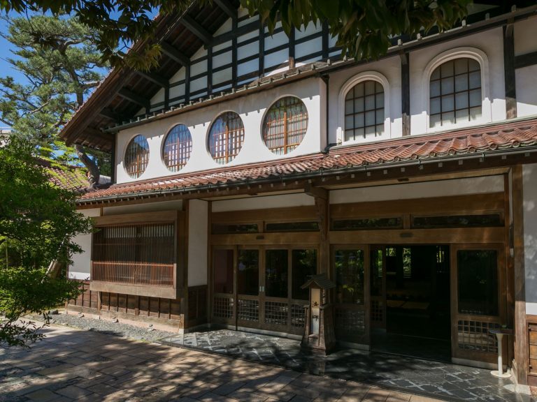 V regionu se nachází také druhý nejstarší hotel na světě – Hóši Ryokan.