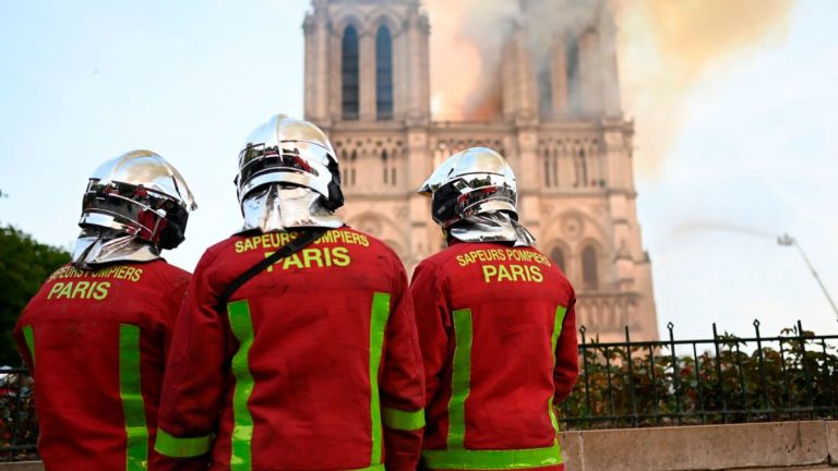 Náčelník pařížských hasičů uvedl, že pokud by požár trval o 30 minut déle, zvonice a část zdí by se nejspíše zřítila.