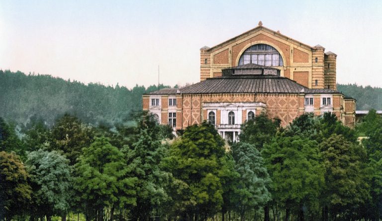 Divadlo pro uvádění vlastních oper nechal postavit v Bayreuthu sám Wagner.