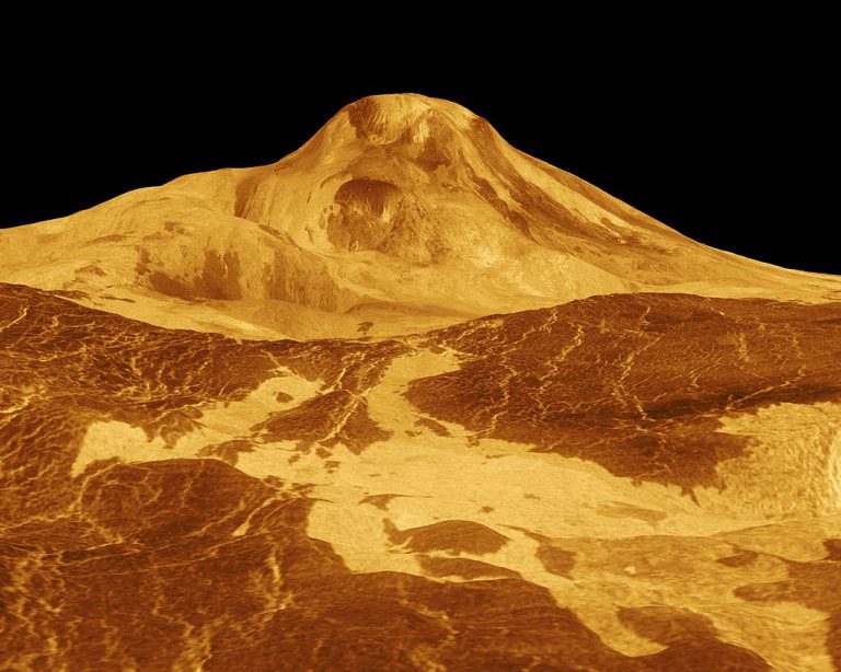 Radarový snímek sopky Maat Mons na Venuši.