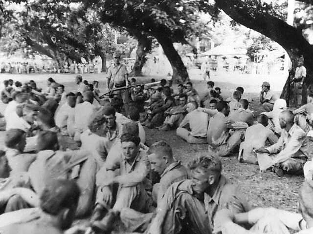 Po střetu u Bataanu vsadí vojáci USA na obranu. Kosí je však hlad, mnozí padnou do zajetí.
