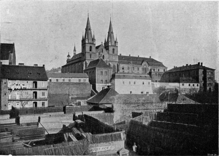 Takhle vypadalo okolí Emauz u Palackého náměstí v Praze před spojeneckými nálety za druhé světové války.