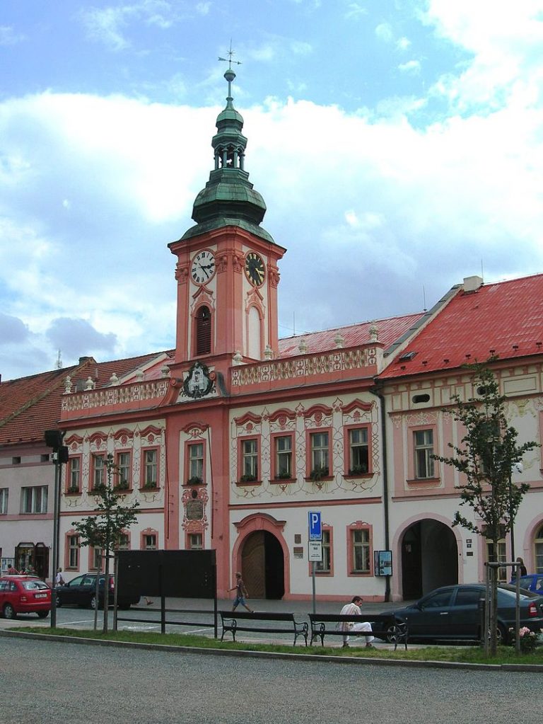 Radnice v Rakovníku, na které nechybí městský erb s rakem, který se stal oblíbenou pochoutkou.