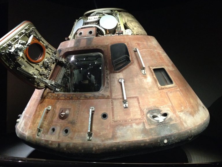 V kabině Apolla 1 měli cestovat původně čtyři astronauti. Do kabiny chtěl nastoupit i ředitel letových operací posádek – Donald Slayton.