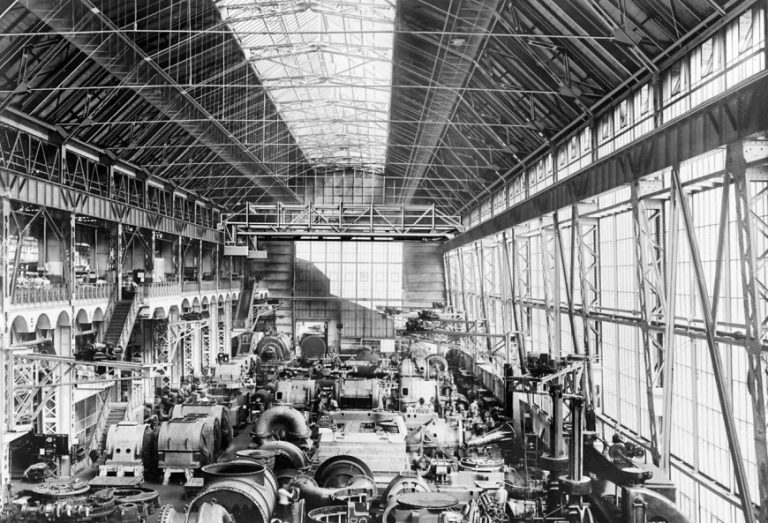 V továrně pracovaly především ženy.