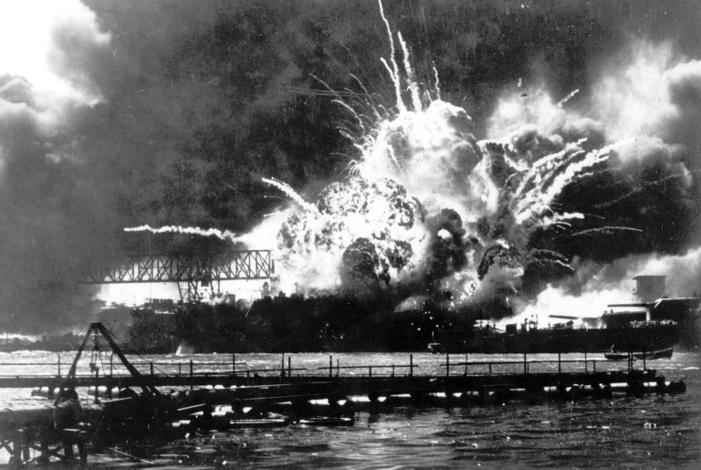 Odvážný japonský útok na havajskou základnu Pearl Harbor se ukázal jako chybný, císařská armáda přecenila své síly a nakonec byla v průběhu války Američany poražena.