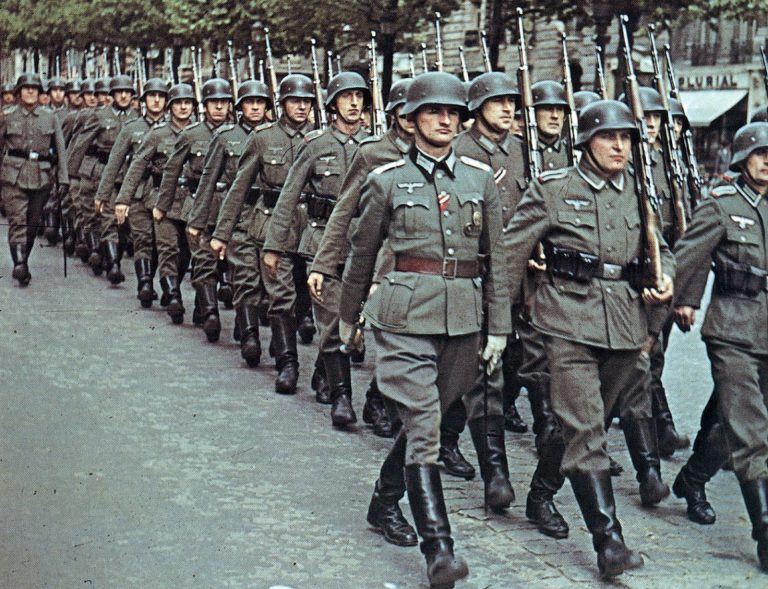 Hugo Boss byl hlavním dodavatel hnědých košil pro jednotku pro SA, Hitlerjugend a celočerné pláště pro SS.