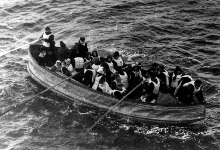 Trosečníci z Titaniku v jednom ze záchranných člunů. Syny Navrátilovy jeden z odveze do bezpečí. otec to už nestihne.