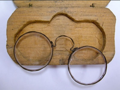 Prastaré brýle spoléhaly na to, že se samy udrží na nose.