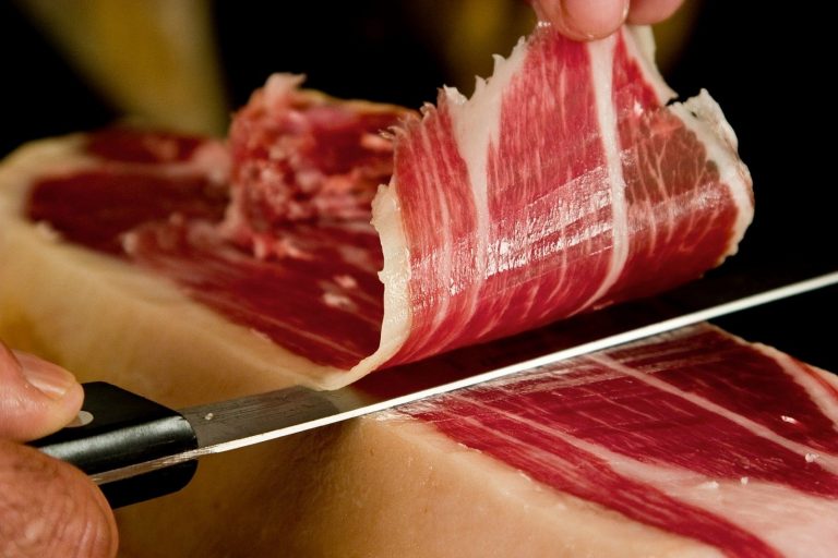 Krájení jamónu je hotové umění. Ve Španělsku existují dokonce soutěže v této disciplíně. Ke správnému krájení je třeba kromě jiného i tenký nůž, zvaný cuchillo jamonero.