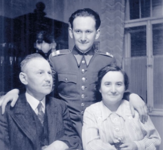 Vladimír Vand se svými rodiči Rudolfem a Jindřiškou těsně před odchodem do emigrace (1938).