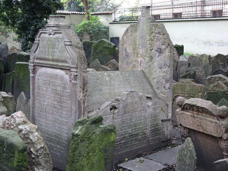 Hrob bankéře Mordechaje Maisela na pražském židovském hřbitově. Za života Mordechaj neustále půjčoval Rudolfovi II.