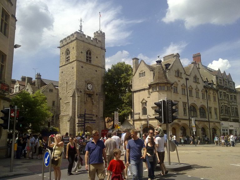 Oxford je dnes docela rušným a turisty oblíbeným městem. Ve středověku tu ale protestovali studenti. Nelíbily sem třeba vysoké ceny nájemného.