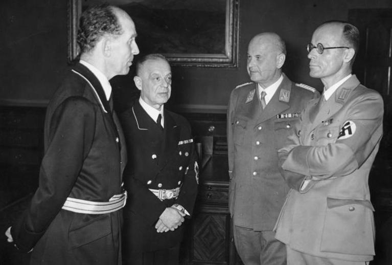 Roland Freisler (první zleva) se na postu prezidenta lidového soudu příliš nezamlouval Otto Thierackovi, ministru spravedlnosti (druhý zprava).