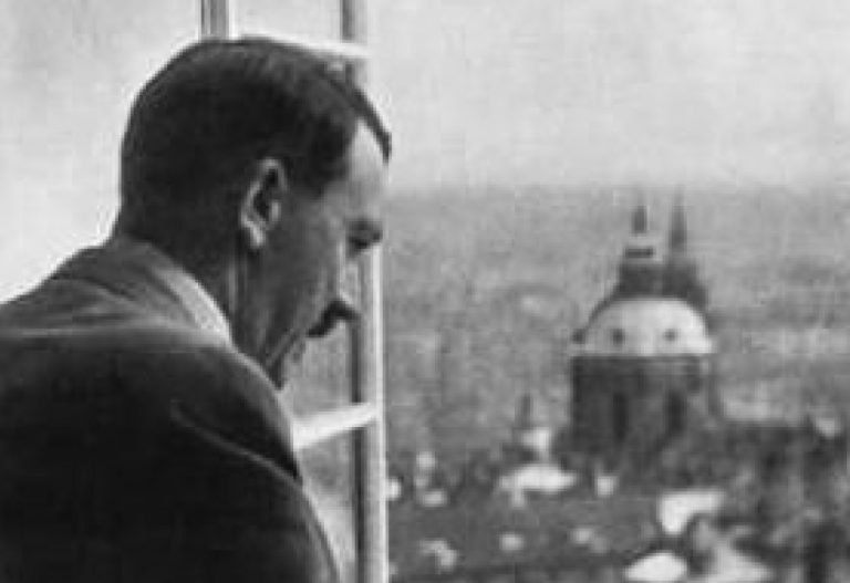 Jeden z nejtragičtějších okamžiků české historie: Hitler shlíží z oken Pražského hradu.