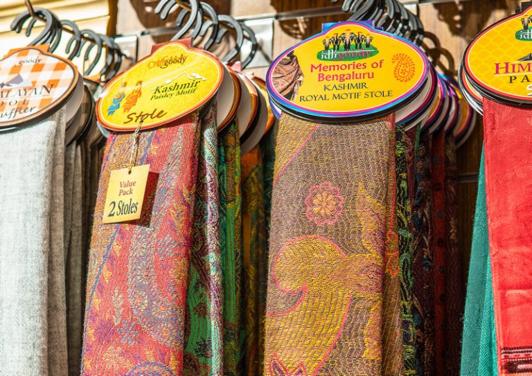 Kromě svetrů jsou luxusním doplňkem také šály. Výrobek ze 100 % kašmíru zájemkyně připraví klidně o 15 000 korun.