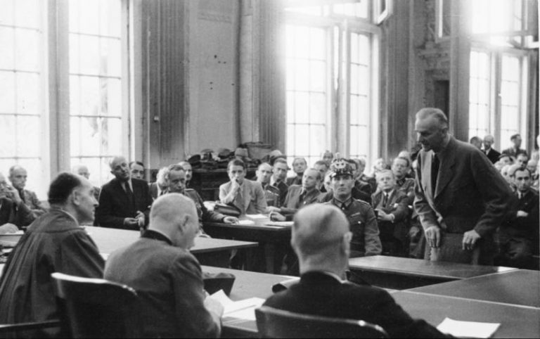 Carl Goerdeler, který se měl v důsledku operace Valkýra stát novým německým kancléřem, se po neúspěšném atentátu na Hitlera hájí před lidovým soudem. Aby ho Freisler ponížil, nechává ho navléct do velkých kalhot bez šlí a opasku…