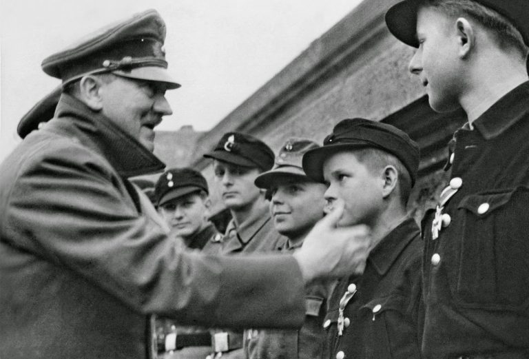 Jedna z Hitlerových posledních fotografií z jara 1945.