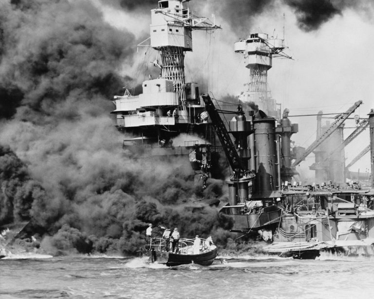 Útokem na Pearl Harbor bez vyhlášení války Japonci šokovali Ameriku.