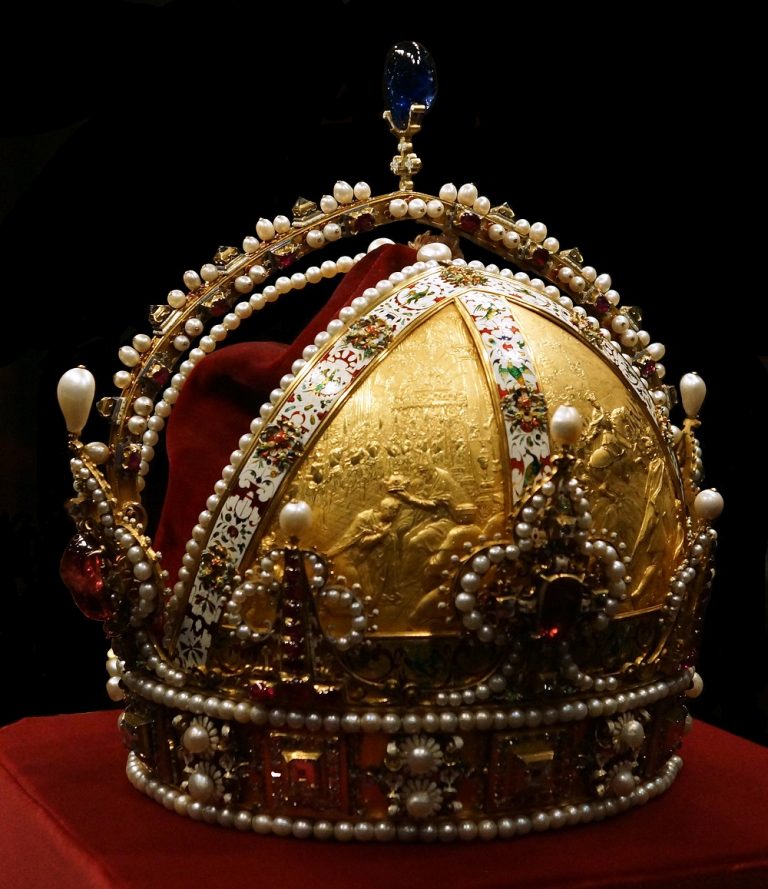 Rakouská císařská koruna zachycuje významné momenty života Rudolfa II.