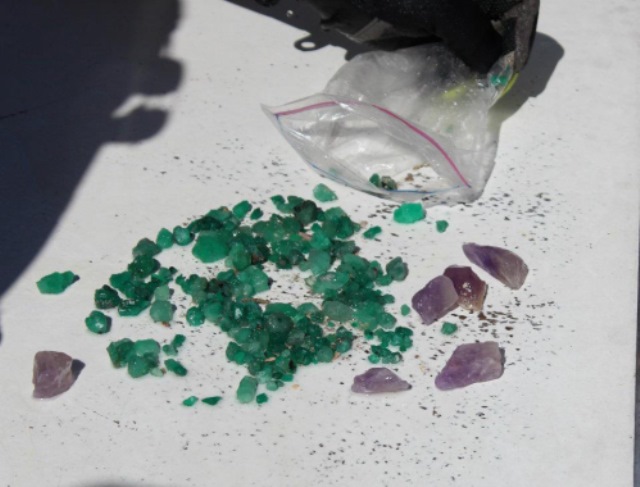 Na dně našel Miscovich stovky neopracovaných smaragdů.