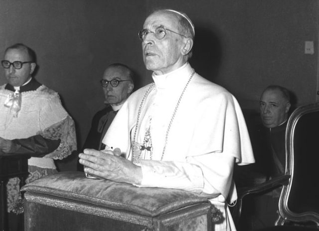Papež Pius XII. je dodnes považován za velmi rozporuplného.