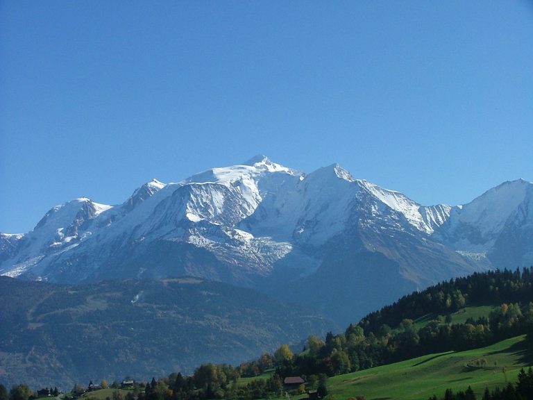 Tektonické desky, které vytvořily Alpy narazily i na Český masiv.