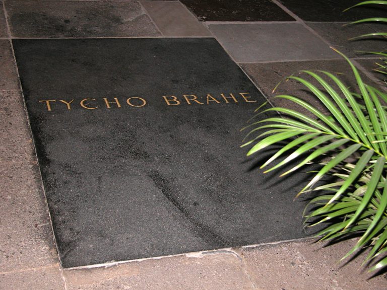 Astronom Tycho de Brahe má hrob v Praze, kde působil na dvoře Rudolfa II.