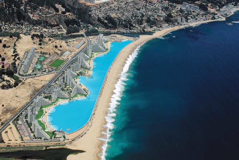 Když byl rezort v prosinci 2006 otevřen, byl zdejší bazén zapsán do Guinessovy knihy rekordů jako největší bazén světa co do plochy.