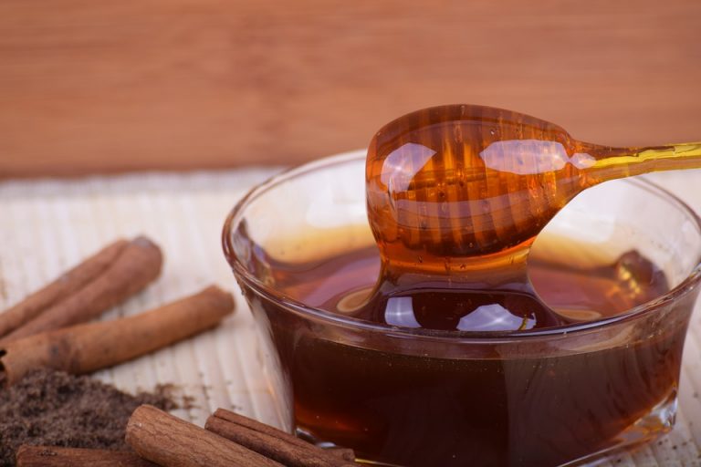 Jako sladidlo Evropané dlouho používají med. Třtinový cukr se na starý kontinent dostane až později.