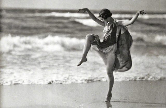 Isadora Duncen při jednom ze svých tanečních vystoupení. Láska k dlouhým šátkům ji stála život.