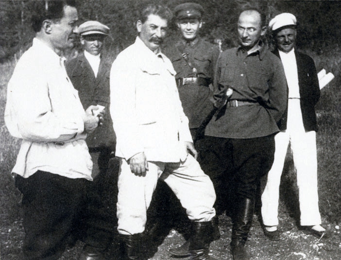 Stalin si spolu se šégem NKVD Berijou kvůli masakrům vrásky na čele nedělají.