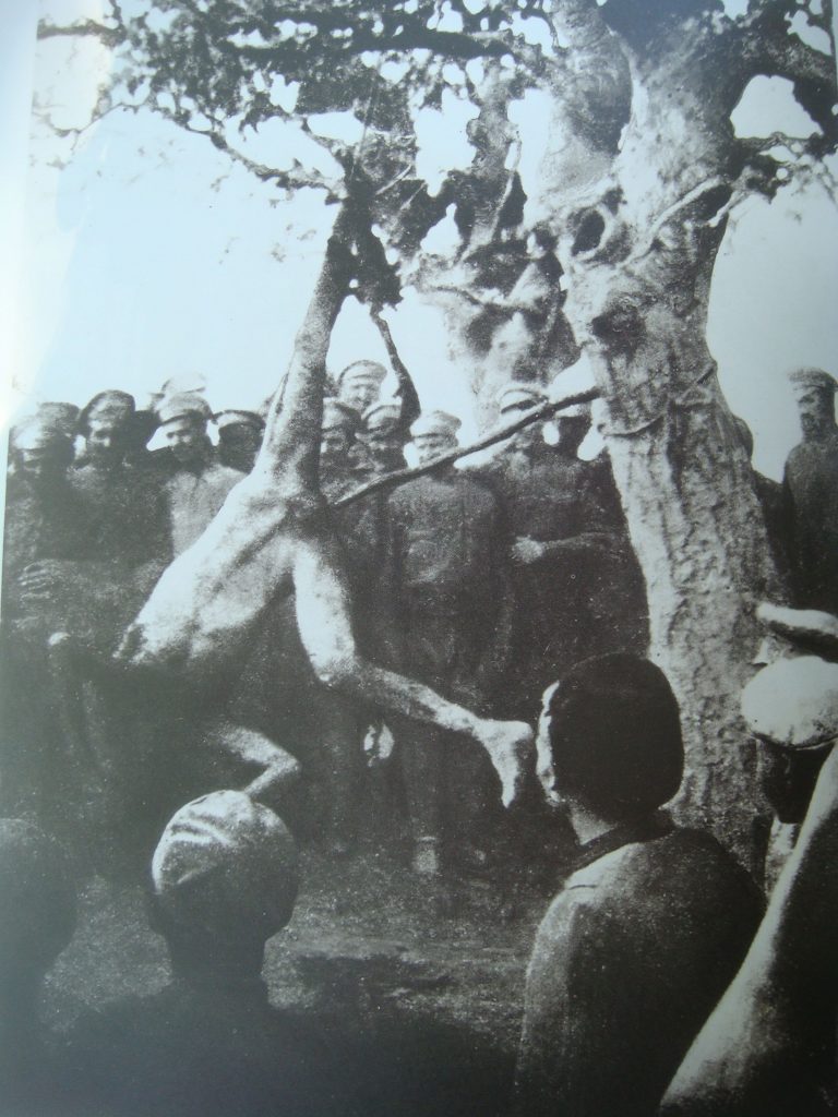Členové NKVD přihlížejí hrůznému mučení polského kapitána Rosinského.