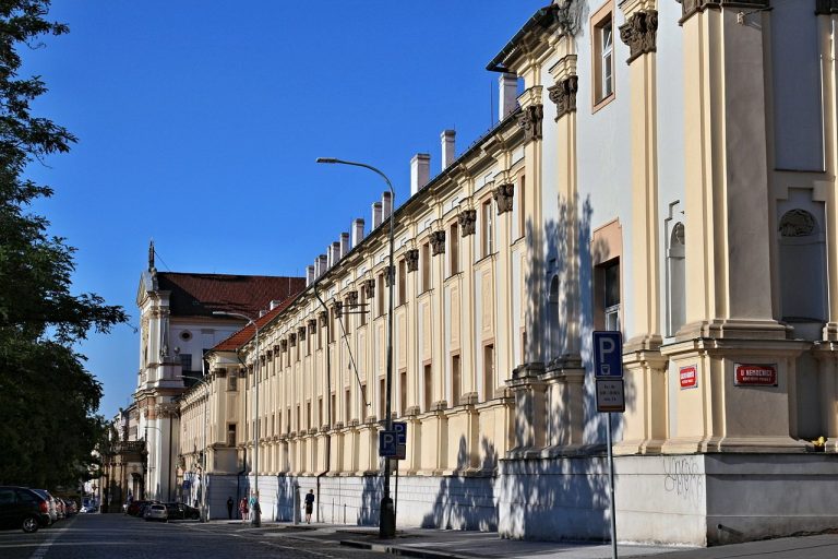 Dnešní podoba Všeobecné fakultní nemocnice na pražském Karlově náměstí - někdejší jezuitská kolej. Poskytovala lékařské služby bez ohledu na výši příjmu.