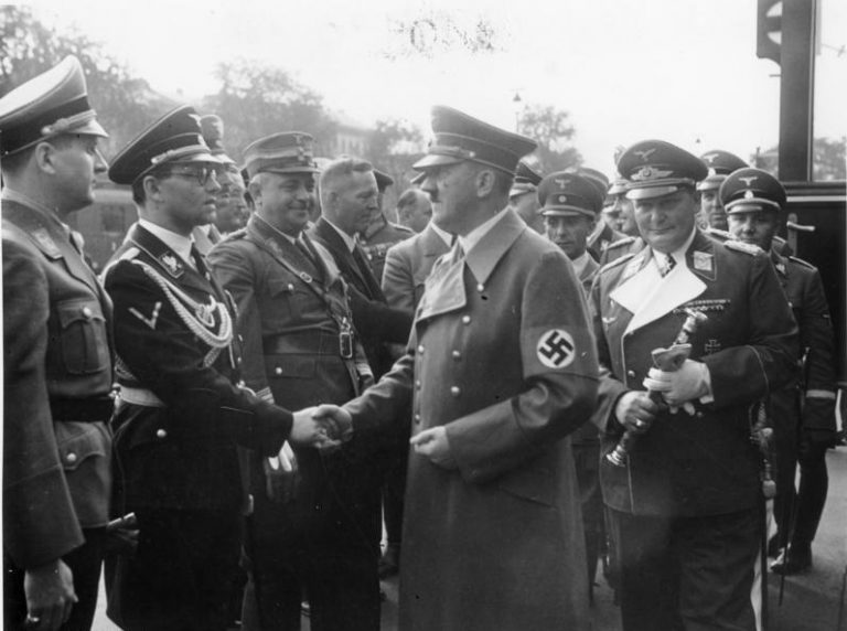 Bouhler to dotáhl mezi nejmocnější muže třetí říše (na snímku s Hitlerem, Göringem nebo Goebbelsem).