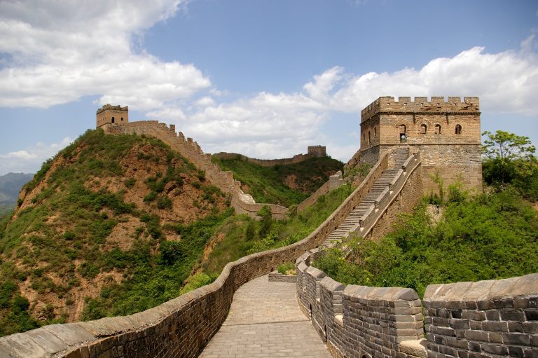 Slavnou zeď navštěvují ročně miliony a miliony turistů.