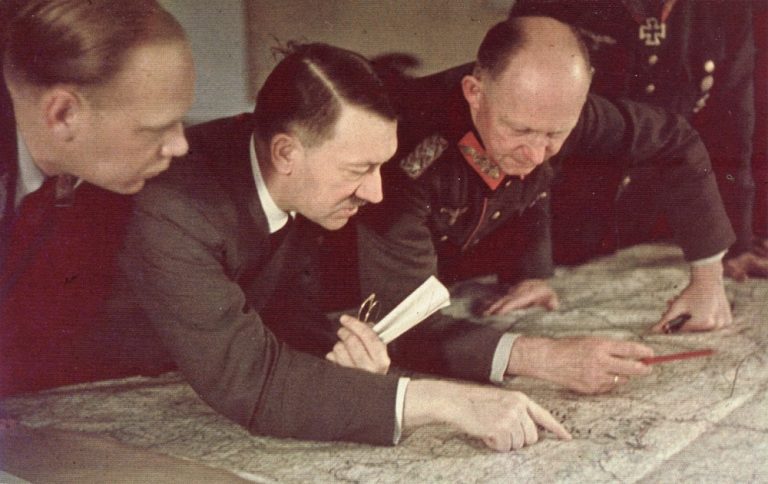 Být věčně po Hitlerově boku, zahrabaný v mapách. To byla Jodlova role. O politiku se nezajímal.