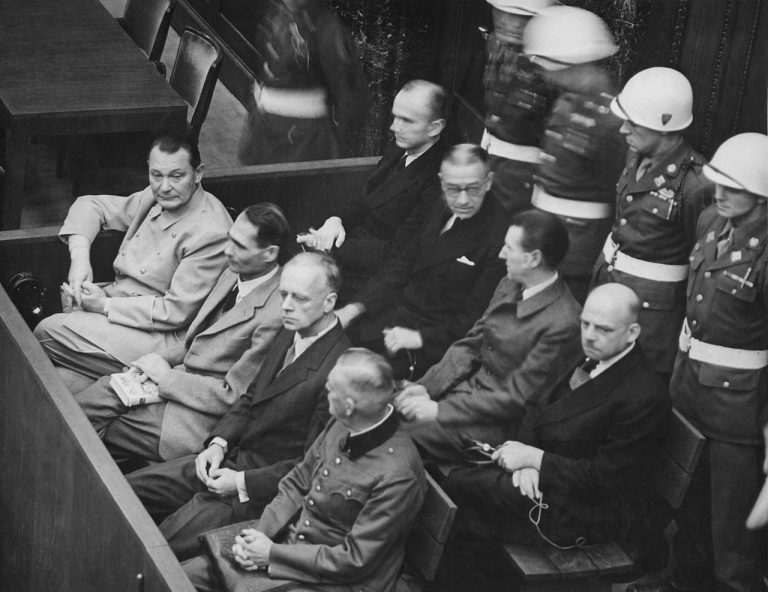 Při Norimberském procesu se zodpovídá také Arthur Seyss-Inquart nebo egomaniak Göring.