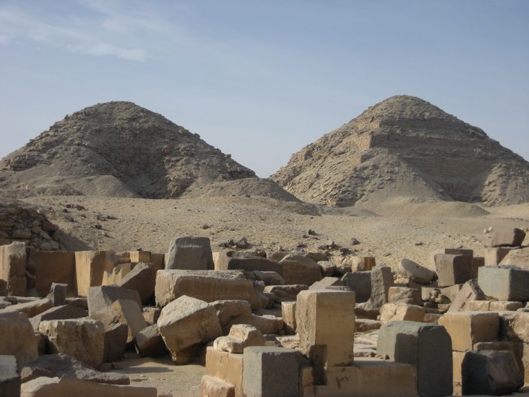Vládci 5. dynastie si budují pyramidy v Abúsíru. Ta vlevo patří Niuserremu, staviteli jednoho ze dvou dosud nalezených slunečních chrámů.