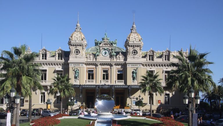 Kasino Monte Carlo bylo pojmenováno na počest monackého knížete.