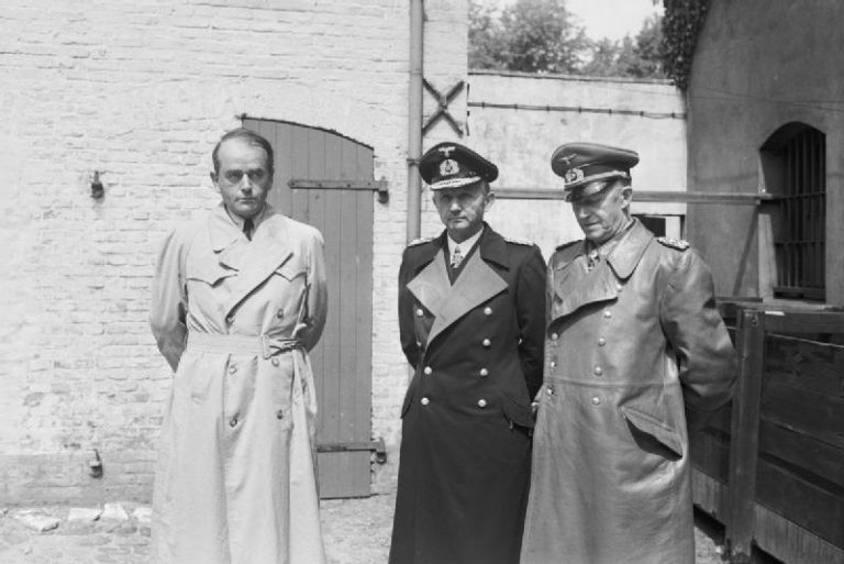 Po vůdcově smrti se Jodl postavil za jeho nástupce admirála Dönitze (uprostřed). Vlevo stojí Albert Speer.