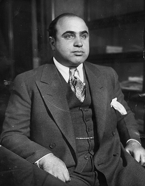I prohnaný Al Capone se nechá doběhnout. Nakonec Lustigovi dá 5000 dolarů.