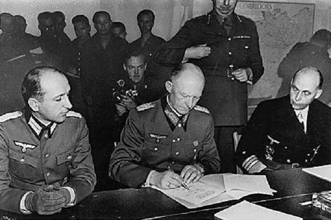 V Remeši Jodl podepsal německou kapitulaci. Následně byl zatčen, v Norimberku odsouzen jako válečný zločinec a popraven.