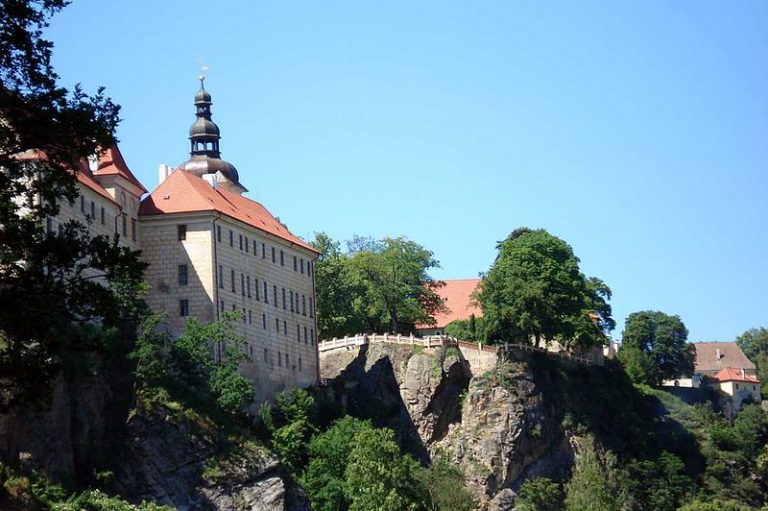 Na bechyňském zámku pořádal Rožmberk bohatýrské pitky.