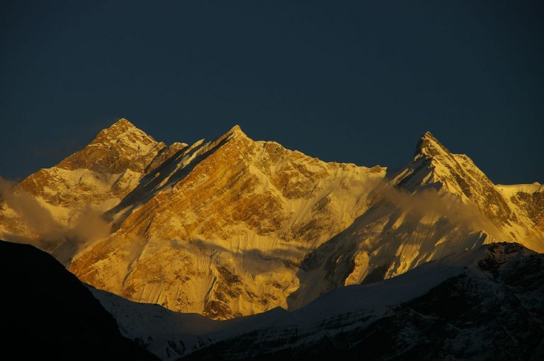Masiv Annapurna je dlouhý 55 kilometrů a najdete na něm hned 6 vrcholů, které přesahují výšku 7200 metrů nad mořem. Zcela výjimečný je pak vrchol Mačapučare (6993 m. n. m.). Jedná se o posvátnou horu, na niž je zakázáno vystupovat.